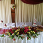 dekoracja sali weselnej- kompozycja kwiatowa w stojaku