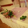 dekoracja sli weselnej - kompozycja kwiatowa, pływające świece w stojaku