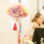 dekoracja sali weselnej- kompozycja kwiatowa w stojaku